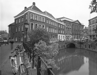 809494 Gezicht op het Stadhuis (Stadhuisbrug) te Utrecht, met links de bij het Stadhuis getrokken huizen Het ...